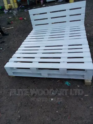 Brilliant White 5x6 Pallets Bed