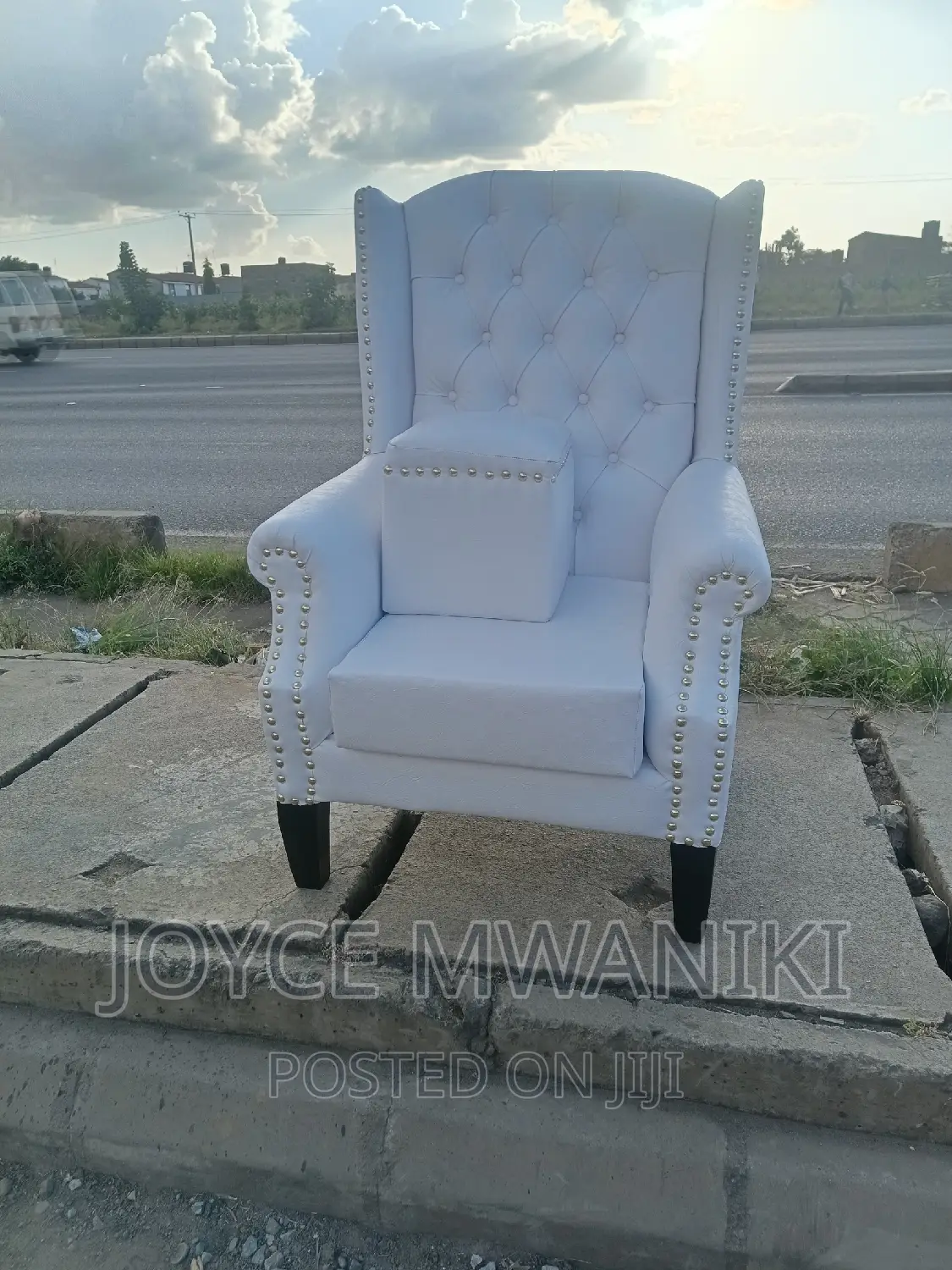 Pedicure Seat, White With a Puff 