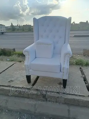 Pedicure Seat, White With a Puff 