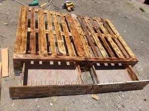 Rustic Flat Pallets Bed