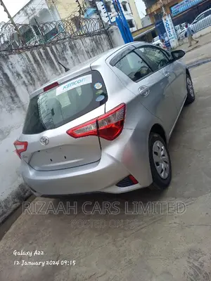 Toyota Vitz 2017 Silver