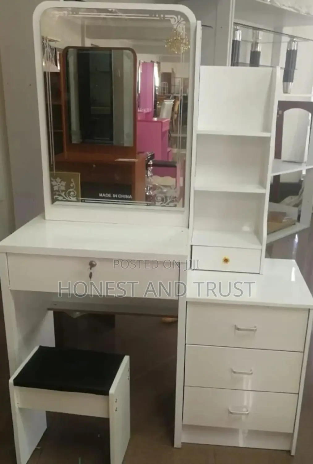 Dressing Table With Fixed Mirror