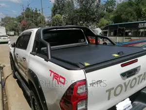 Aluminum Roller Shutter Lid Cover Installed on a Toyota Hilu