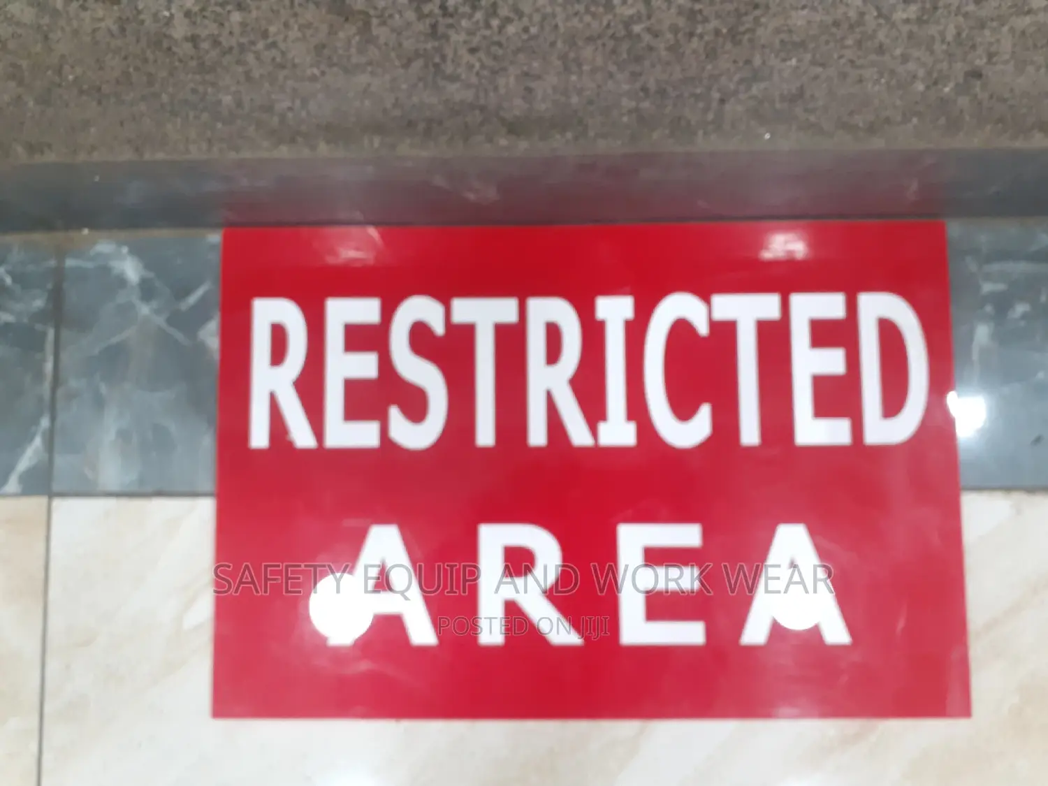Security Restricted Area Signa3