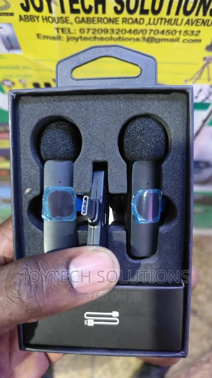 Type C Dual Wireless Lavalier Lapel Microphone .