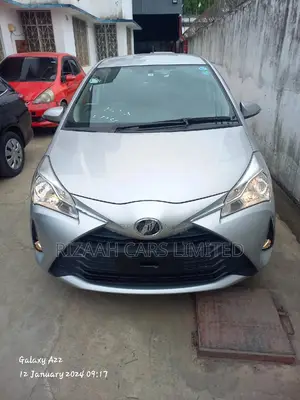 Toyota Vitz 2017 Silver