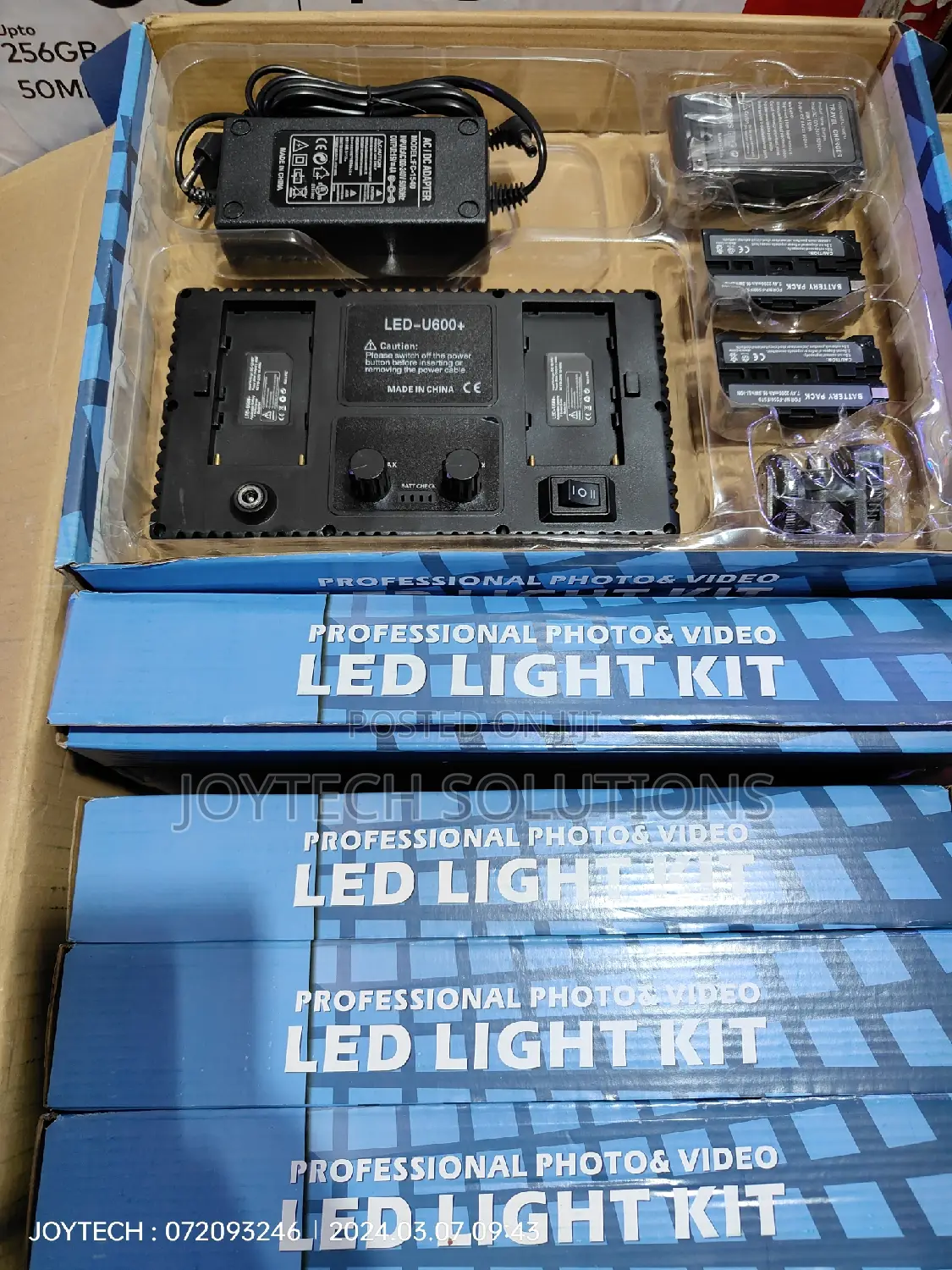 Pro Led Kit. Pro Led 600 Kit( All Accessories Inside) Tripod