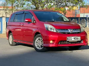 Toyota ISIS 2012 Red