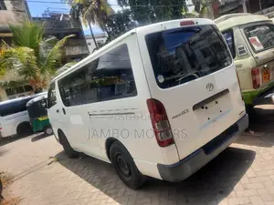 Toyota Regius 2017 White