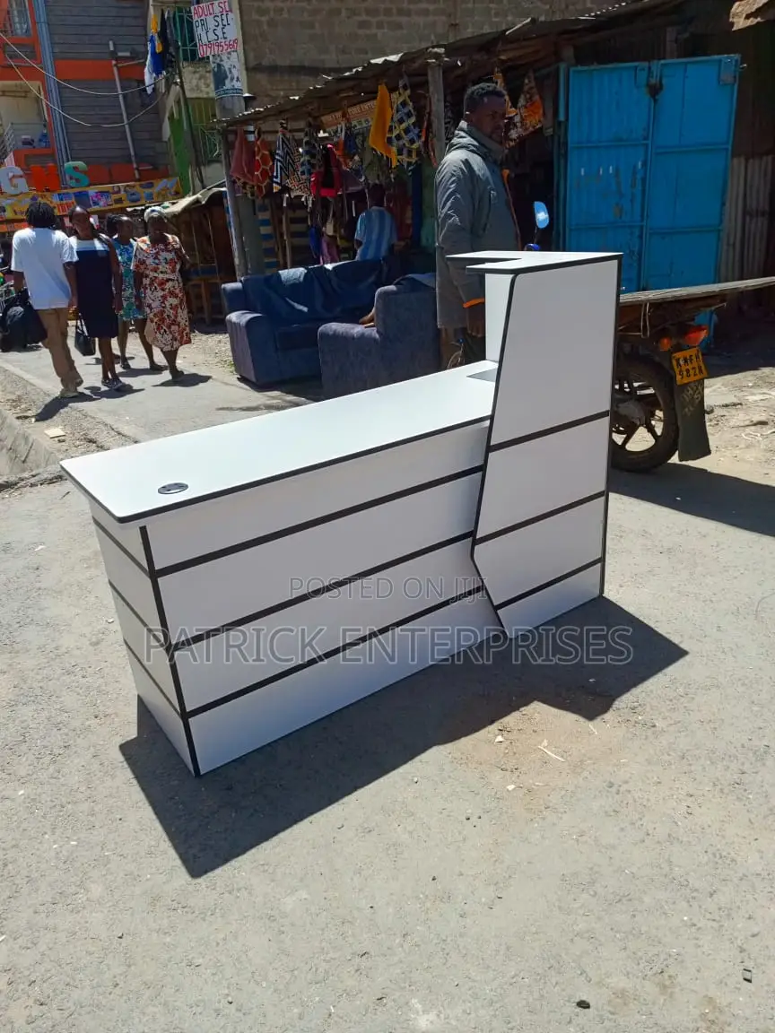 Morden Reception Desk 1.6 MTRS