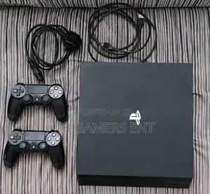 Play Station 4 Pro, 2 Pads