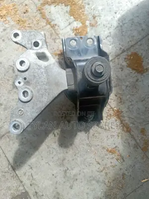 Engine Mounting Nissan Serena