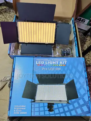 VEDIO LIGHTS. Pro Led 600+ With 2 Rechargeable Batteries .