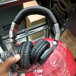 Behringer BB560M Bluetooth Headphones