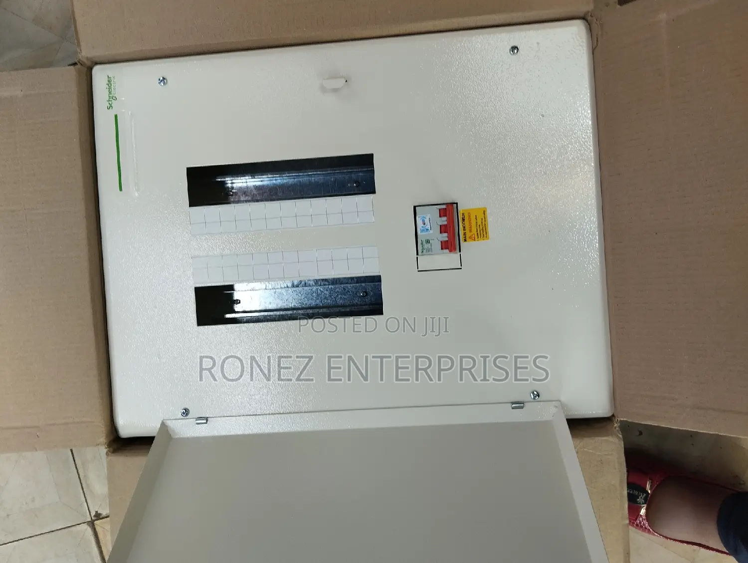 Schneider Distribution Board 8 Way