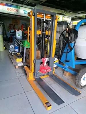 Hydraulic Manual Stacker. - 2000kgs.