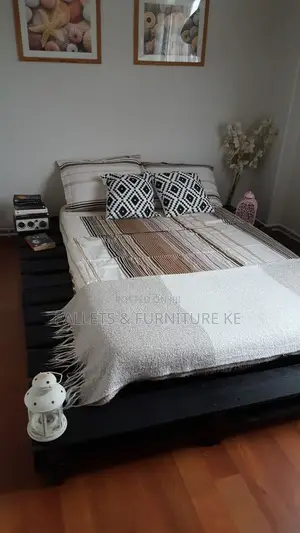 Black Pallets Bed