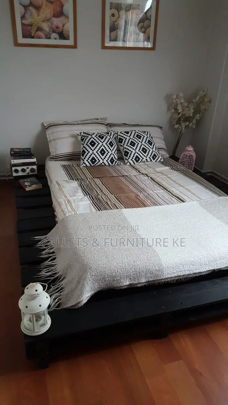 Black Pallets Bed