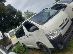 Toyota Regius 2017 White
