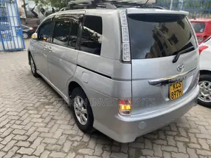 Toyota ISIS 2012 Silver