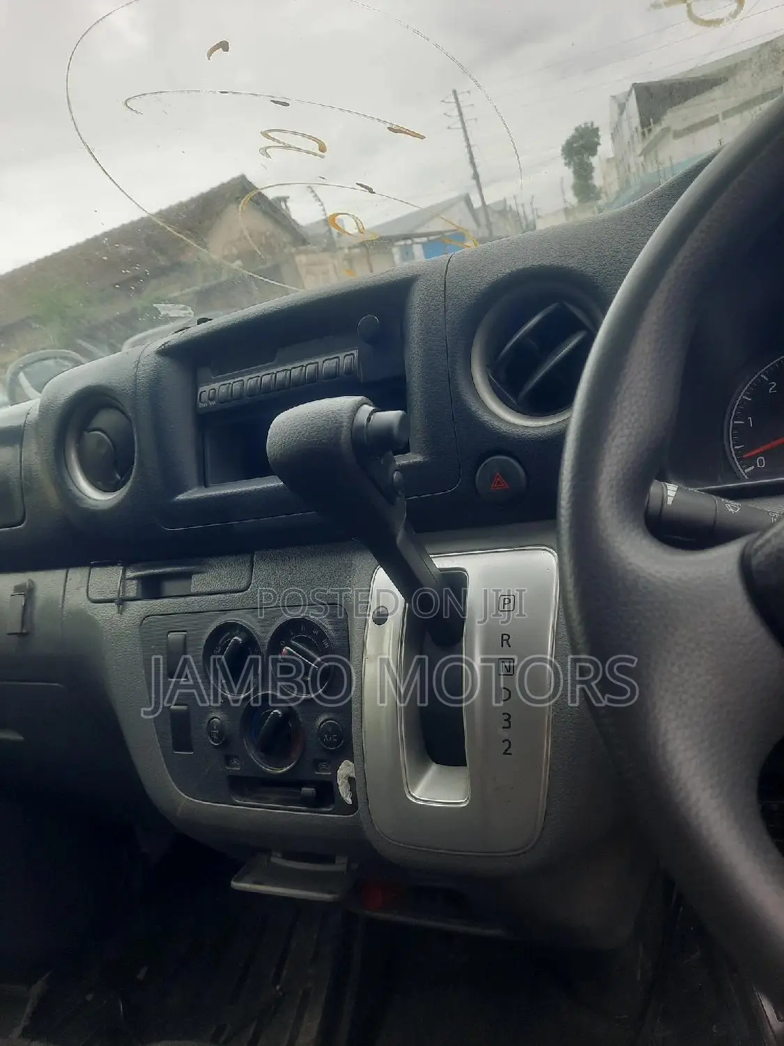Nissan Caravan (Urvan) 2017 White
