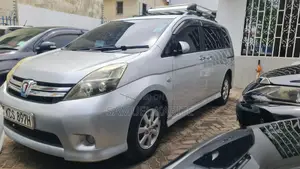 Toyota ISIS 2011 Silver