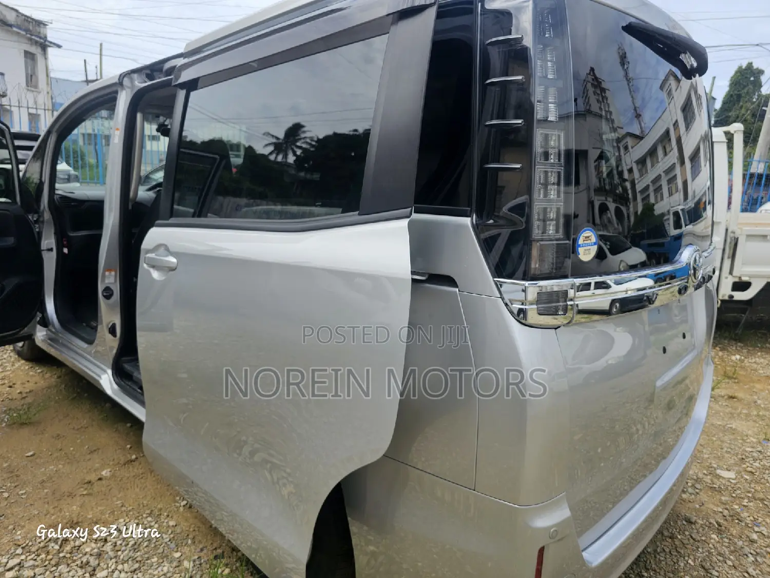 Toyota Voxy 2016 Silver