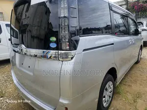 Toyota Voxy 2016 Silver