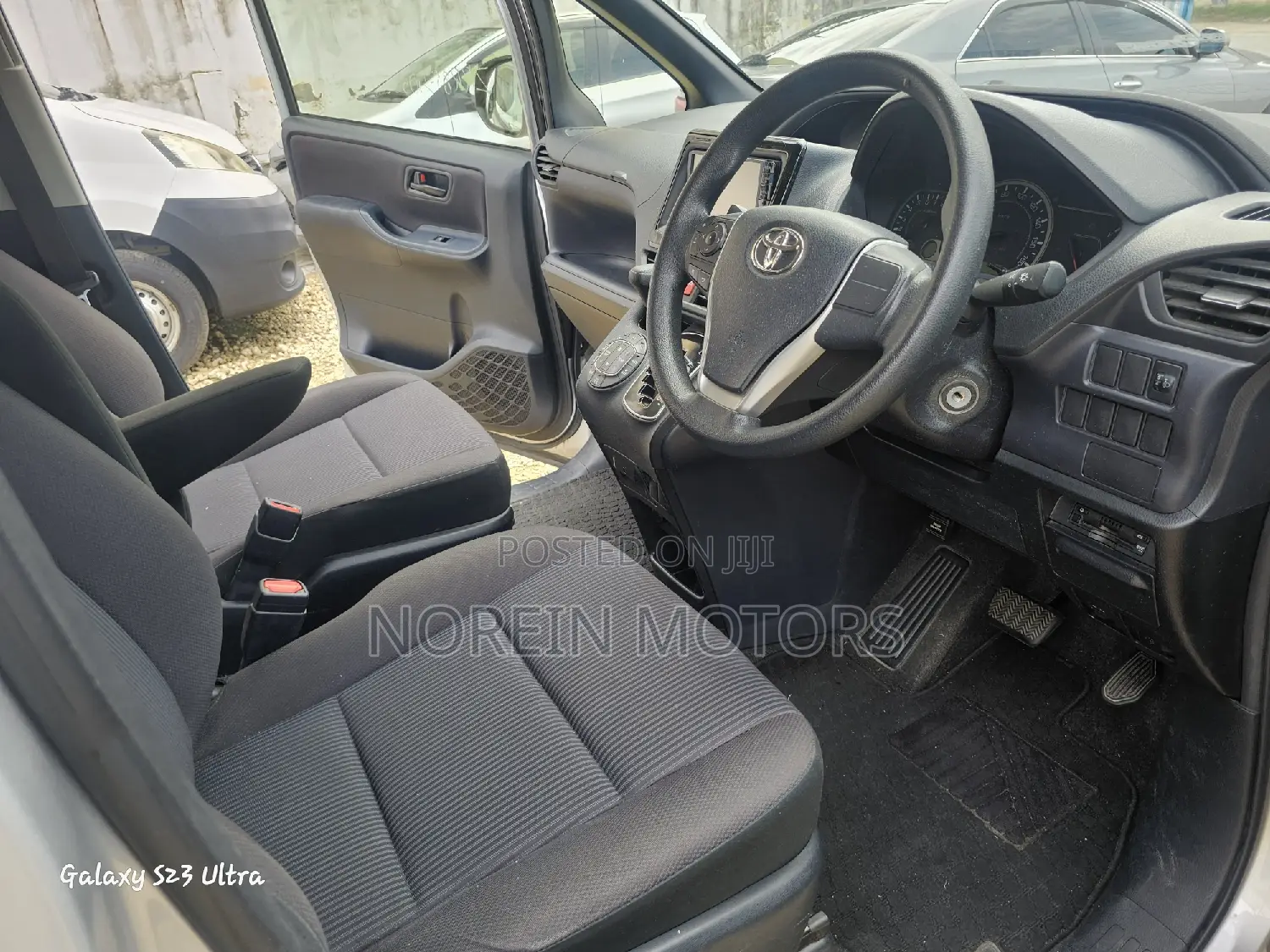 Toyota Voxy 2016 Silver