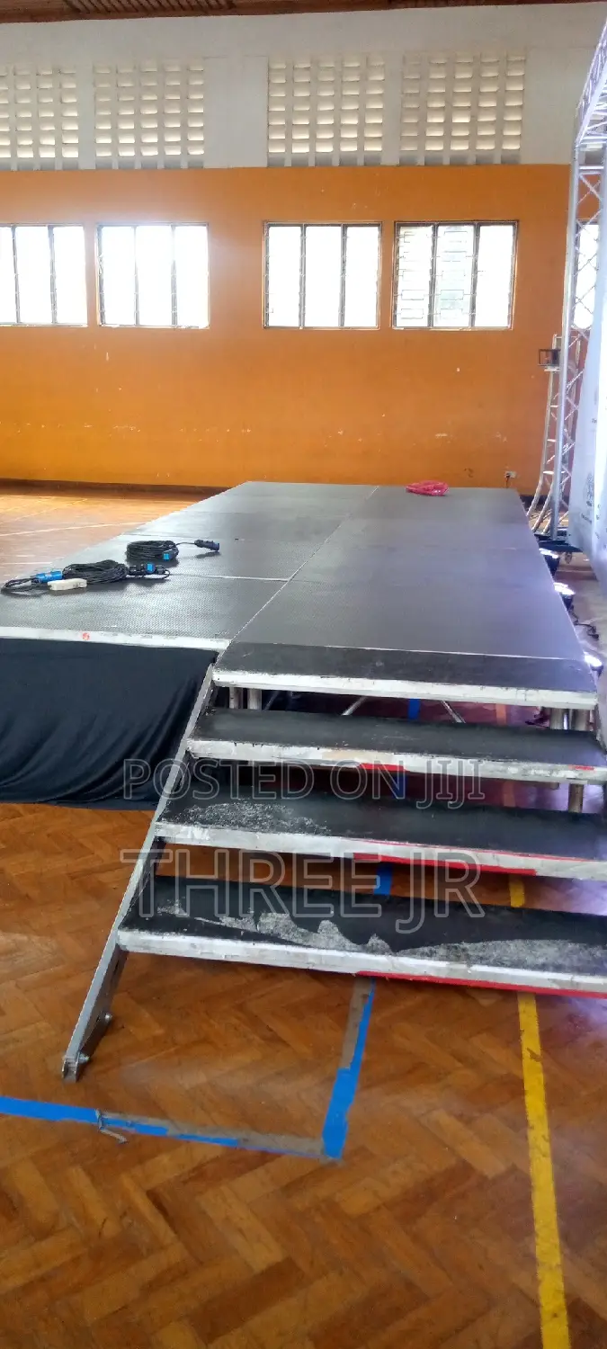 Nice Stage Set Up in a Dinner Modeling Event Awards