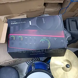 Focusrite Scatlet 2i2 4th Generation Studio Pack