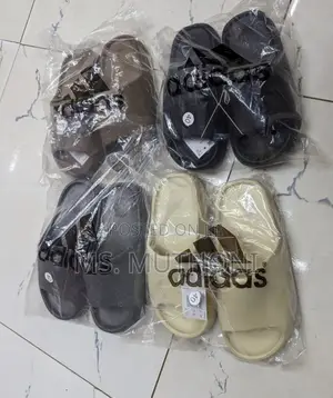 *Adidas Yeezy Slides* *Sizes: 40 41 42 43 44 45