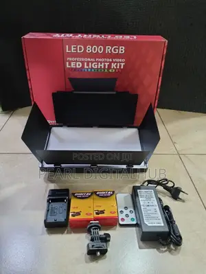 LED 800 RGB Professional Video Light.