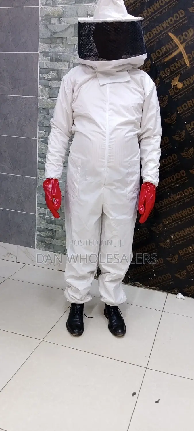 Bee Suit With Rounded Viel