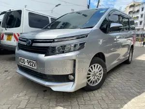 Toyota Voxy 2015 Silver