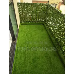 Artificial Outdoor Green Grass Carpets and Privacy Fence