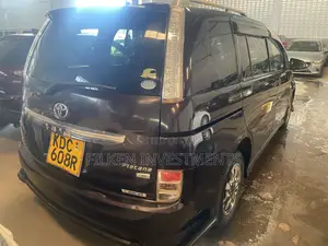Toyota ISIS 2015 Black