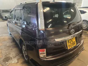 Toyota ISIS 2015 Black