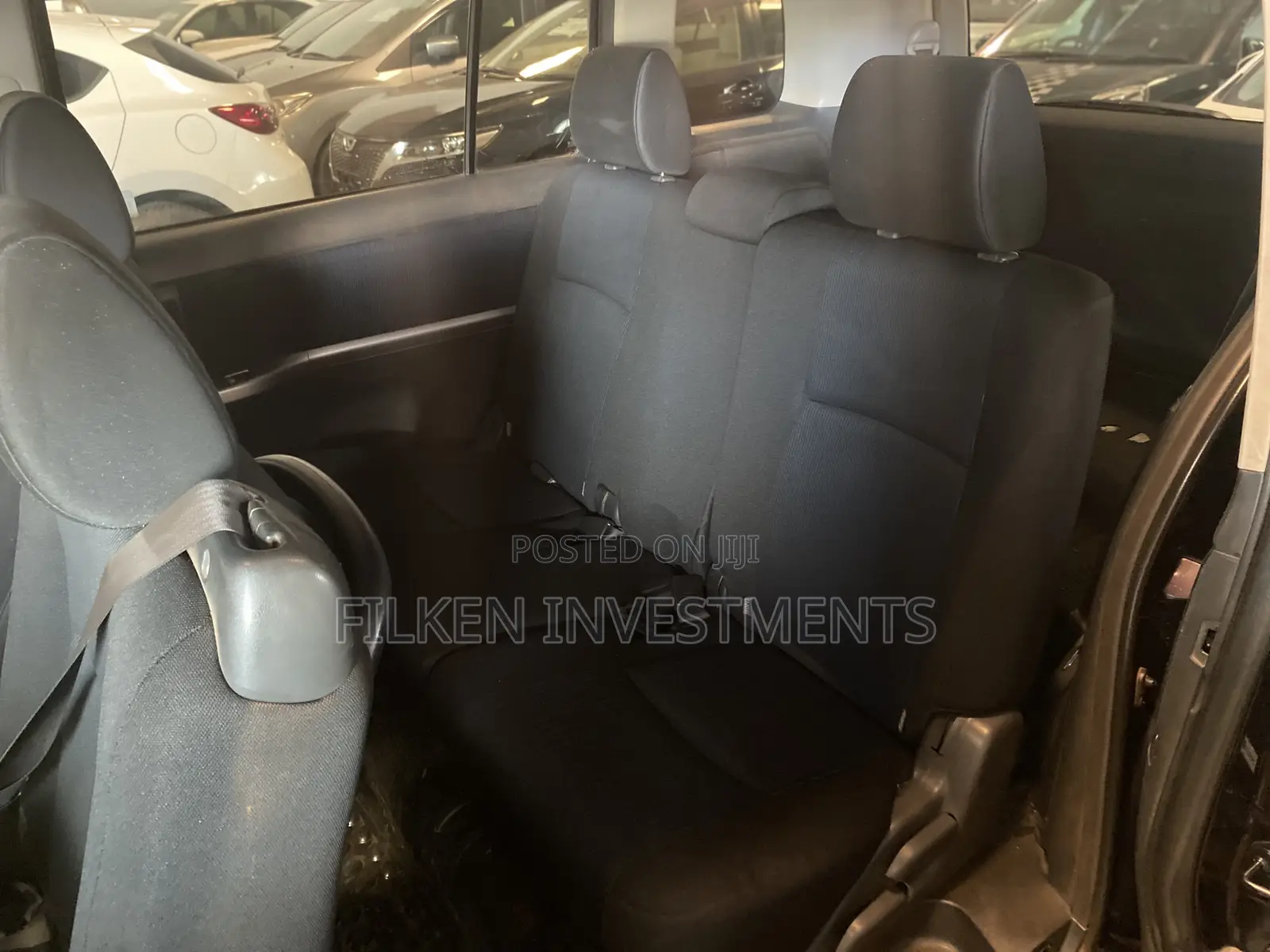 Toyota ISIS 2015 Black