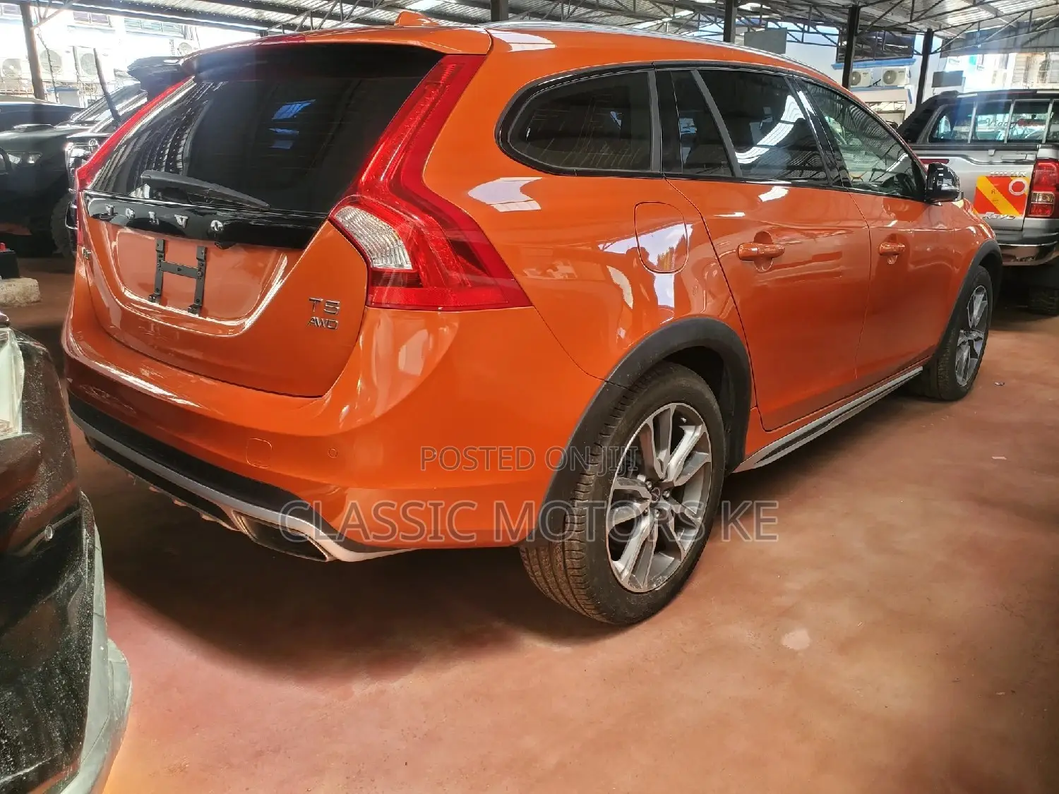 Volvo V60 T5 Premier AWD 2017 Orange