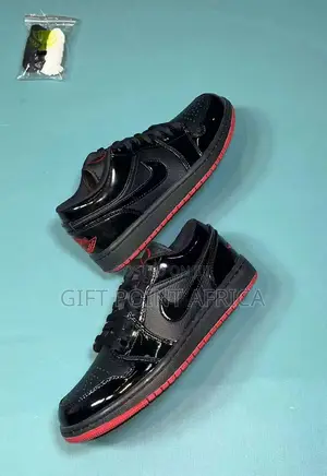 Black Nike SB Sneakers