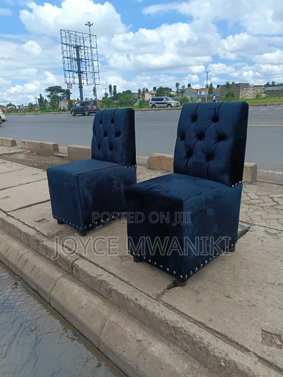 Single Couches, Black.