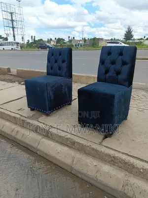 Single Couches, Black.