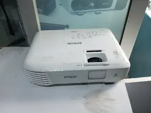 -- EPSON Eb S05 Projector 