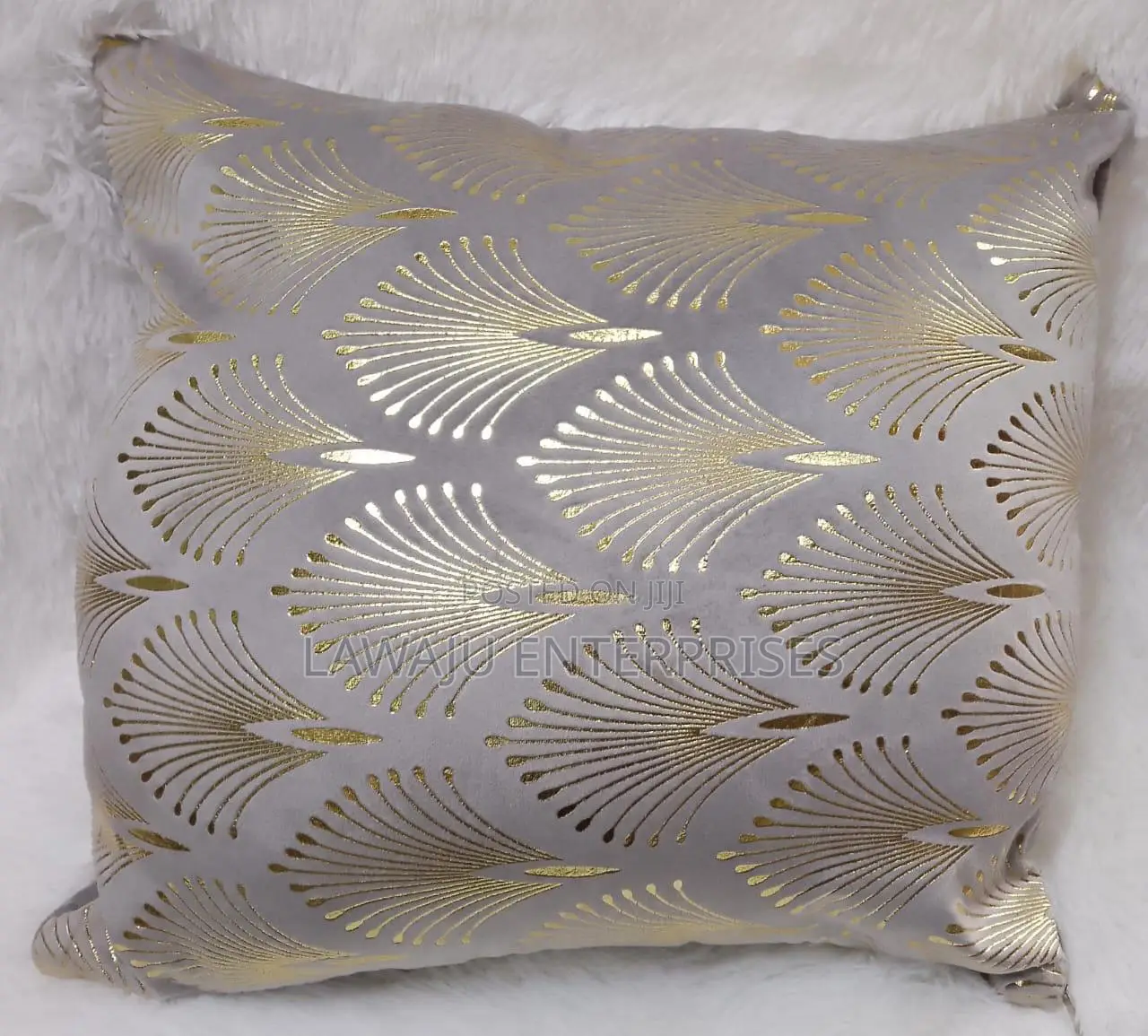 White Gold Throw Case With Pillow