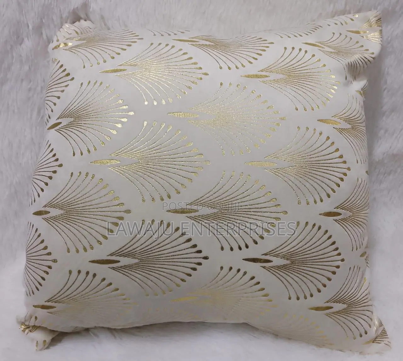 White Gold Throw Case With Pillow