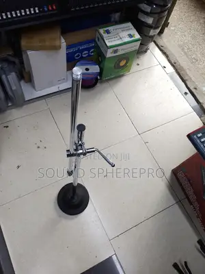 Roundbase Microphone Stand