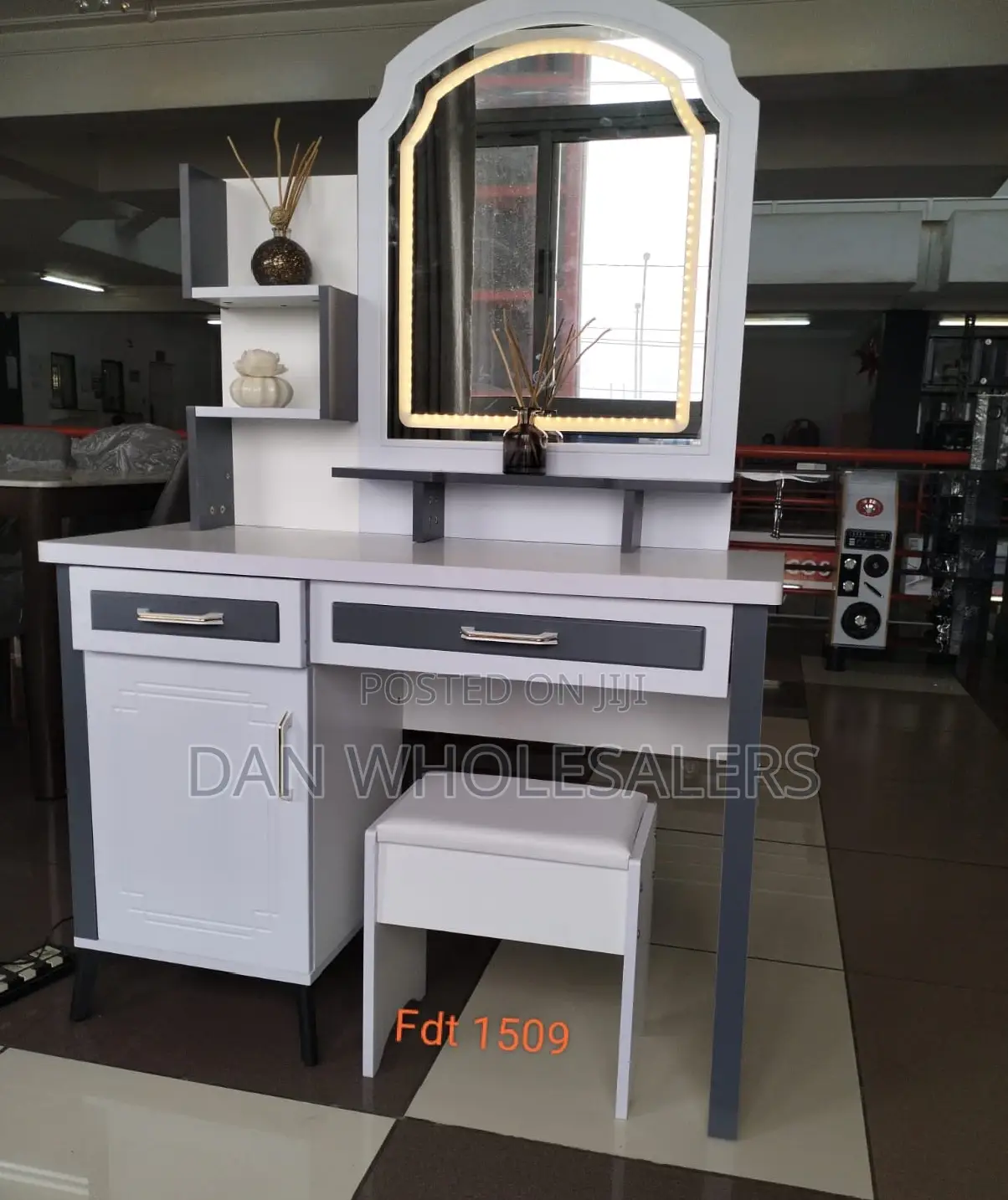 Executive Dressing Table With Mirror