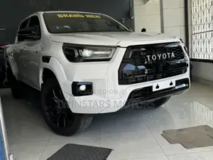 Toyota Hilux 2023 White