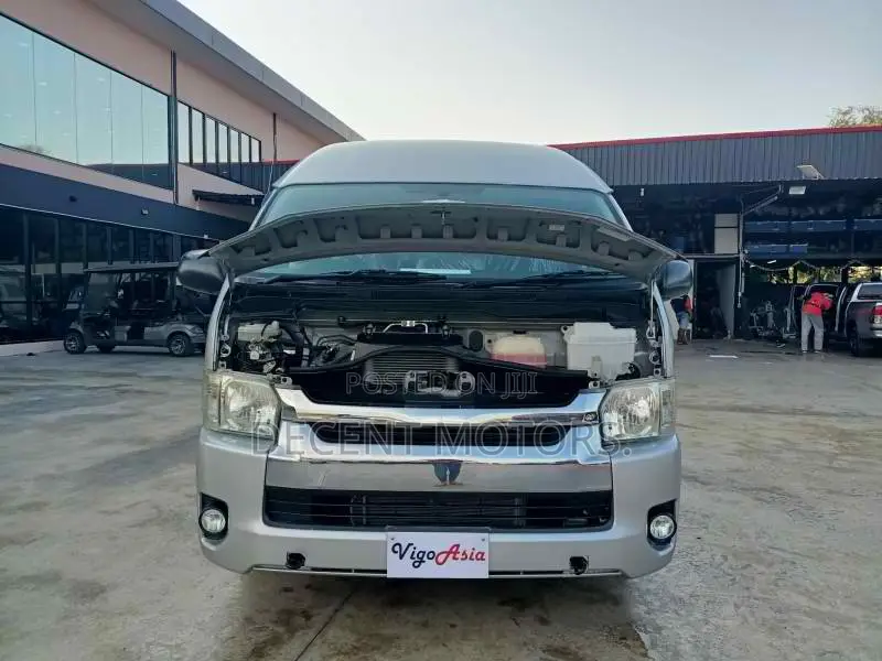 Toyota HiAce 2018 Silver
